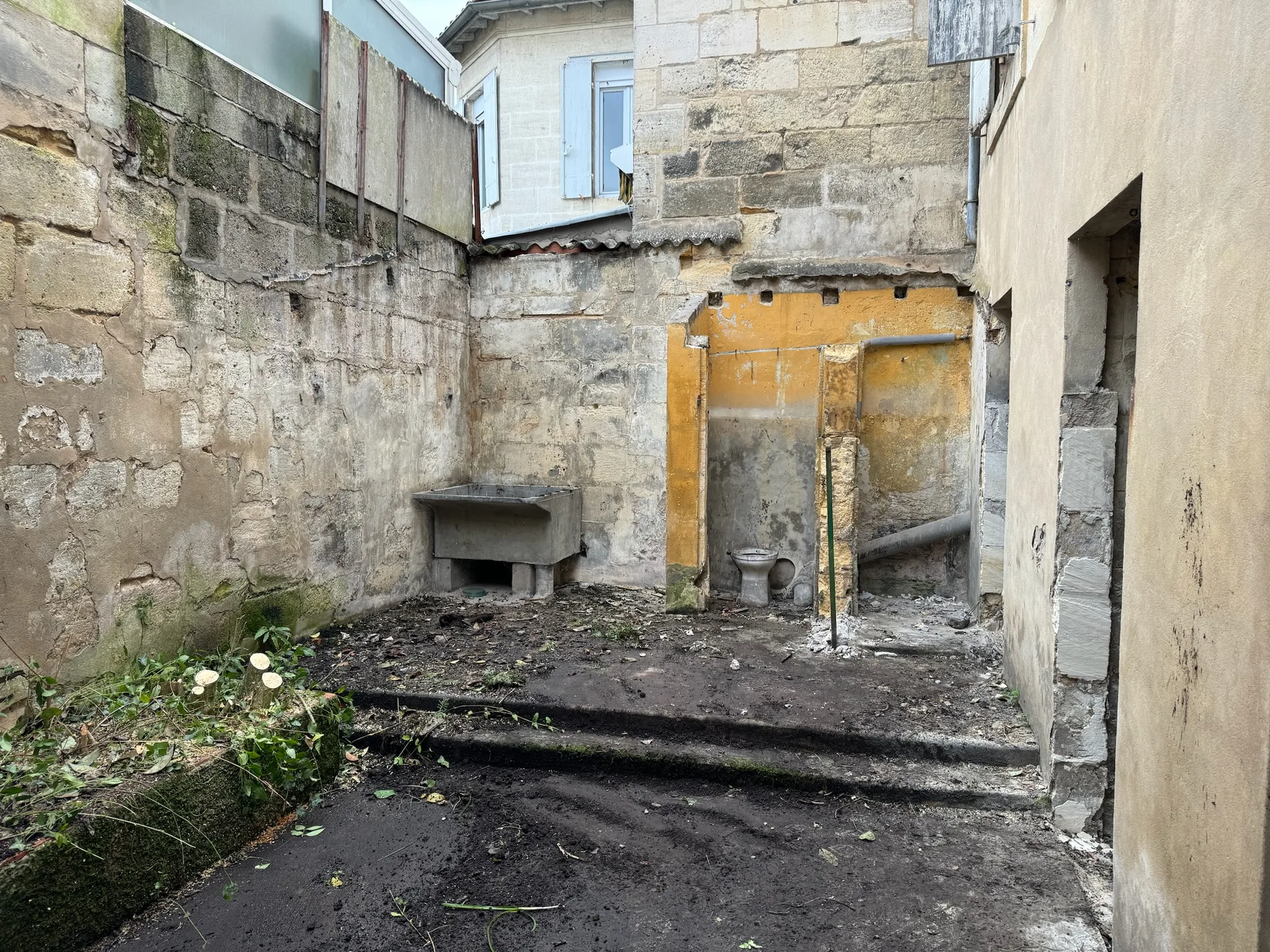 Cour en cours de restauration